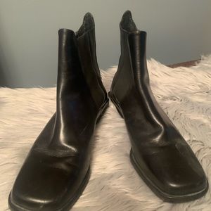 Cole Haan size 7 1/2 B black leather boots  in good condition!